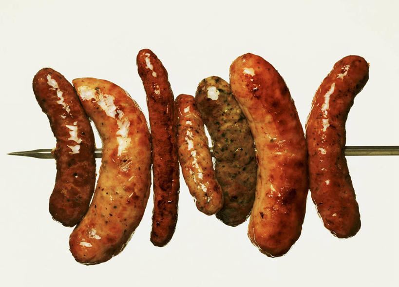 无人,横图,室内,特写,白天,白色背景,正面,一排,许多,阴影,整齐,反射,影子,肉,香肠,腊肠,肉类,竹签,排列,一个,摄影,影棚,单个,队列,肉食,取食签,彩图,影棚拍摄,拍摄