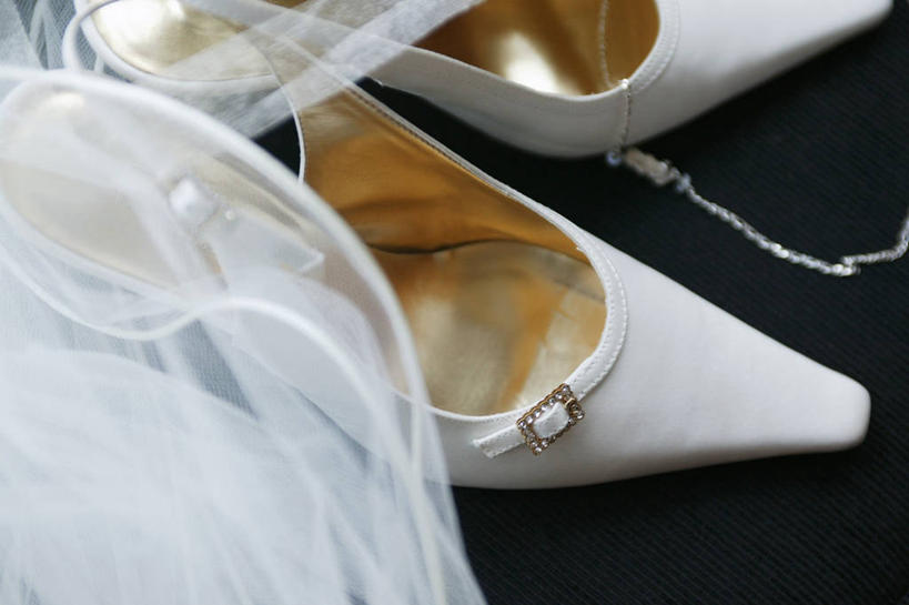 无人,横图,俯视,室内,特写,白天,高跟鞋,时尚,鞋子,一双,阴影,装饰,盛开,反射,影子,花蕾,花,花瓣,花朵,鲜花,白色,花苞,花蕊,华丽,修饰,点缀,高雅,时髦,衬托,美观,雅致,雅观,淡泊,花中君子,时兴,兰花,彩图,高角度拍摄