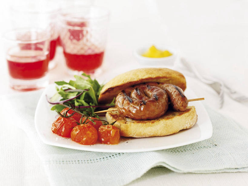 点心,面包,果汁,无人,横图,俯视,室内,特写,白天,烹饪,西餐,餐桌,桌子,蔬菜,西红柿,小番茄,杯子,餐具,阴影,朦胧,模糊,新鲜,反射,碟子,盘,影子,肉,香肠,三明治,料理,食品,面点,腊肠,饮品,菜肴,美食,肉类,竹签,玻璃制品,食物,糕点,饮料,红色,白色,盘子,水杯,碟,快餐,西式,佳肴,有机食品,绿色食品,餐台,可口,肉食,西式快餐,三文治,取食签,适口,小西红柿,樱桃小番茄,珍珠小番茄,玻璃杯,樱桃番茄,圣女果,番茄,彩图,高角度拍摄