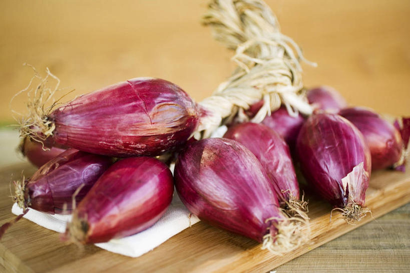 无人,横图,俯视,室内,特写,白天,餐桌,桌子,蔬菜,洋葱,一堆,许多,阴影,堆叠,堆积,新鲜,反射,木制,布料,影子,食品,案板,布纹,砧板,桌布,食物,紫色,餐巾,木制品,台布,有机食品,绿色食品,餐台,堆,玉葱,圆葱,洋葱头,球葱,葱头,彩图,高角度拍摄,红洋葱