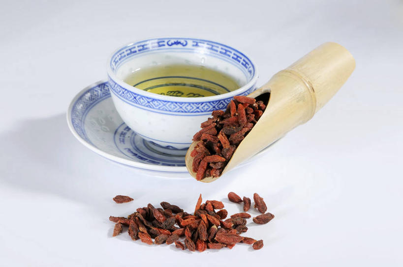 无人,横图,俯视,室内,特写,白天,白色背景,绘画,幸福,植物,餐桌,茶,桌子,杯子,餐具,一堆,许多,阴影,堆叠,堆积,反射,彩绘,铲子,瓷器,碟子,盘,影子,陶瓷,茶叶,果实,草药,药草,一杯,娱乐,中药,一个,红色,盘子,容器,水杯,碟,享受,休闲,温馨,放松,乐趣,摄影,影棚,单个,餐台,储藏,堆,枸杞子,枸杞,陶艺,提神,舒适,储存,醒脑,药材,中草药,中药材,本草,苟起子,枸杞豆,枸杞果,血杞子,彩釉,茶杯,画画,彩图,高角度拍摄,影棚拍摄,拍摄,贮存