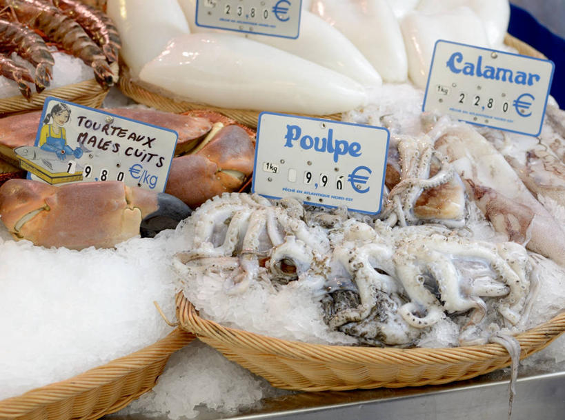 海鲜,无人,菜场,交叉,横图,俯视,室内,特写,白天,购物,消费,竹子,章鱼,一堆,许多,阴影,堆叠,堆积,竹制,编织,反射,英文,标签,标志,篮子,文字,影子,字符,字母,冰,冰块,集市,市场,标识,冷冻,水产,海洋生物,竹篮,寒冷,金融,冷藏,竹条,堆,英文字母,石吸,死牛,望潮,坐蛸,交织,冰冷,竹制品,水生动物,海产品,水生物,选购,贸易,海底动物,保鲜,穿插,菜市,石居,八爪鱼,彩图,高角度拍摄,菜市场