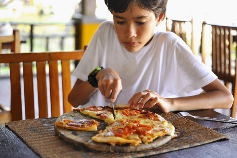 奶酪,西方人,儿童,一个人,坐,笑,微笑,横图,俯视,室内,白天,烹饪,西餐,纯洁,餐桌,桌子,餐具,欧洲,欧洲人,仅一个男性,仅一个人,一把,切开,阴影,服装,朦胧,模糊,时间,反射,碟子,工具,盘,时钟,手表,影子,干酪,起司,料理,食品,披萨,匹萨,刀具,芝士,营养,计时,注视,休闲装,菜肴,美食,食物,小孩,衣服,白色,盘子,碟,钟表,刀,快餐,观察,看,切,仅一个小孩,休闲,休闲服,表,乳酪,可爱,童年,童趣,西式,服饰,佳肴,餐台,观看,腕表,察看,乳制品,比萨,关注,餐刀,发酵,剖面,童真,西式快餐,垃圾食品,烂漫,无邪,切面,意大利薄饼,天真,男孩,男人,男性,白种人,孩子,钟,坐着,半身,彩图,高角度拍摄,男生