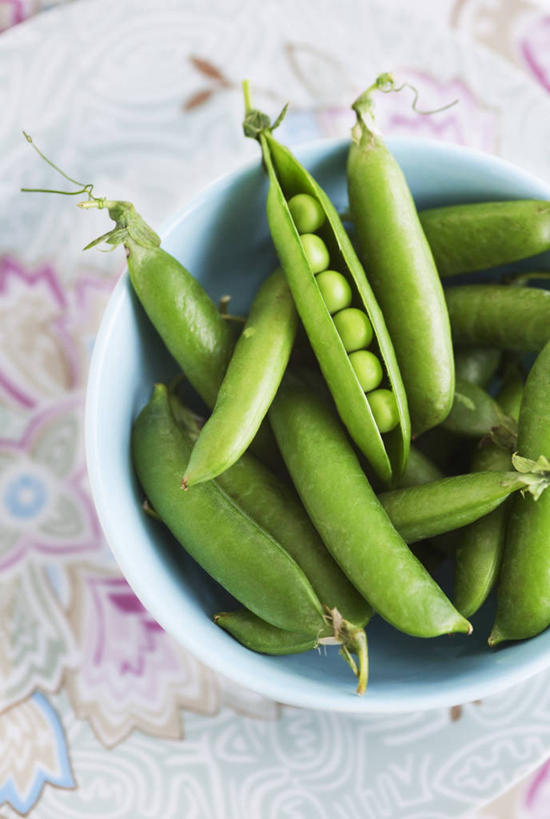 无人,竖图,俯视,室内,特写,白天,植物,餐桌,桌子,蔬菜,一堆,许多,阴影,堆叠,堆积,新鲜,反射,影子,陶瓷,豆类,豆子,豌豆,食品,陶瓷制品,荷兰豆,食物,一个,白色,容器,碗,有机食品,绿色食品,单个,餐台,储藏,堆,储存,雪豆,豆科,寒豆,毕豆,麻累,国豆,小寒豆,麦豌豆,彩图,高角度拍摄,贮存