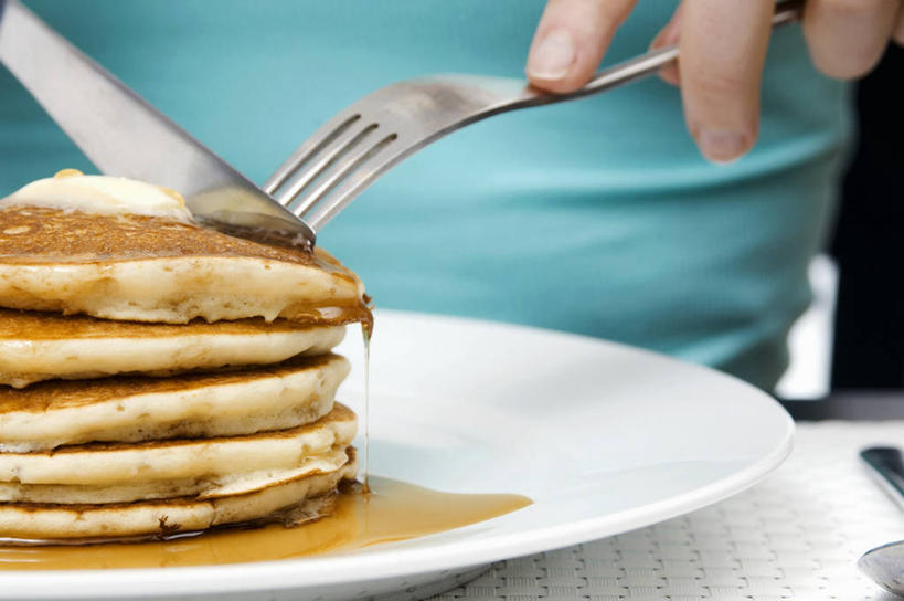 点心,西方人,手,一个人,横图,俯视,室内,特写,白天,餐桌,桌子,餐具,金属制品,欧洲,欧洲人,仅一个年轻女性,仅一个女性,仅一个人,一堆,许多,切开,握,阴影,堆叠,堆积,朦胧,模糊,反射,粘稠,金属,叉子,刀叉,刀子,碟子,盘,影子,调料,食品,糖,调味品,调味料,文化,小吃,食物,糕点,一个,白色,盘子,碟,甜食,切,手部,握着,单个,餐台,堆,糖浆,单手,餐刀,薄饼,剖面,黏稠,餐叉,切面,浓厚,法国薄饼,年轻女性,女人,女性,白种人,进餐用具,半身,彩图,高角度拍摄