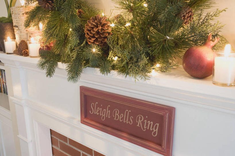 无人,横图,室内,特写,白天,正面,壁炉,照明,圣诞节,阴影,节日,朦胧,模糊,庆祝,装饰,环绕,围绕,反射,彩灯,花环,影子,灯光,圣诞球,环抱,文化,灯,灯具,取暖,庆典,花灯,纪念,华丽,修饰,圣诞花环,照亮,点缀,照明设备,衬托,美观,雅致,雅观,圣诞圈,萦绕,彩图,取暖设备