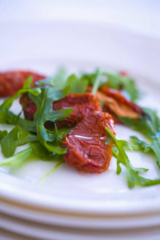 无人,竖图,俯视,室内,特写,白天,餐桌,桌子,蔬菜,西红柿,小番茄,餐具,一堆,阴影,堆叠,堆积,朦胧,模糊,新鲜,反射,碟子,盘,影子,食品,食物,三个,红色,白色,盘子,碟,有机食品,绿色食品,餐台,堆,芝麻菜,德国芥菜,火箭生莱,芸芥,芝麻叶,紫花南芥,小西红柿,樱桃小番茄,珍珠小番茄,樱桃番茄,圣女果,番茄,彩图,高角度拍摄