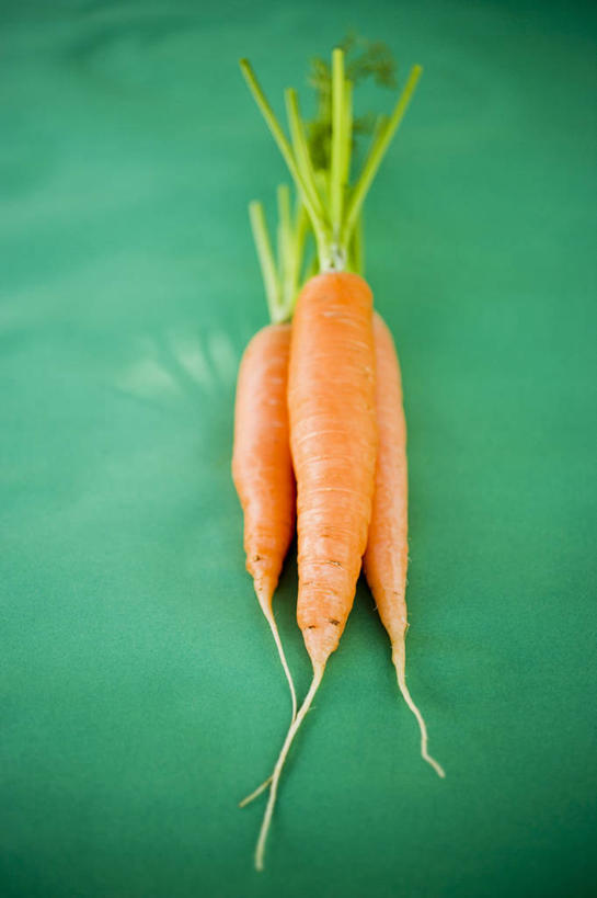 无人,竖图,俯视,室内,特写,白天,餐桌,桌子,萝卜,胡萝卜,蔬菜,一堆,绿色背景,阴影,堆叠,堆积,新鲜,反射,影子,食品,食物,三个,橙色,摄影,有机食品,绿色食品,影棚,餐台,堆,红萝卜,甘荀,彩图,高角度拍摄,影棚拍摄,拍摄