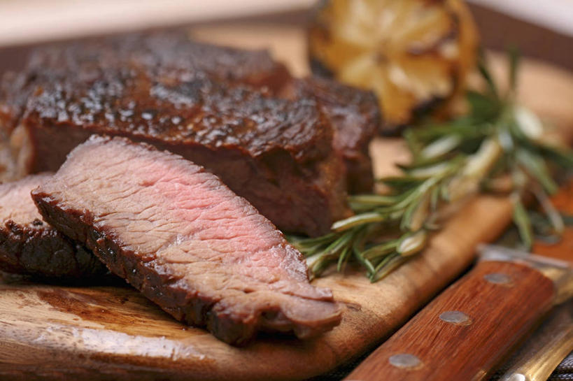 无人,横图,俯视,室内,特写,白天,烹饪,西餐,餐桌,桌子,阴影,朦胧,模糊,反射,木制,影子,调味,肉,香料,佐料,牛排,牛肉,料理,食品,案板,菜肴,美食,肉类,砧板,食物,木制品,西式,佳肴,餐台,迷迭香,配料,肉食,海洋之露,作料,彩图,高角度拍摄