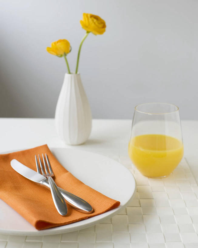 无人,竖图,俯视,室内,特写,白天,白色背景,餐桌,桌子,餐具,花瓶,阴影,盛开,反射,布料,叉子,刀叉,刀子,影子,陶瓷,陶瓷制品,花蕾,布纹,桌布,花,花瓣,花朵,鲜花,白色,餐巾,瓶子,台布,花苞,花蕊,橙色,摄影,影棚,餐台,餐刀,餐叉,进餐用具,彩图,高角度拍摄,影棚拍摄,拍摄