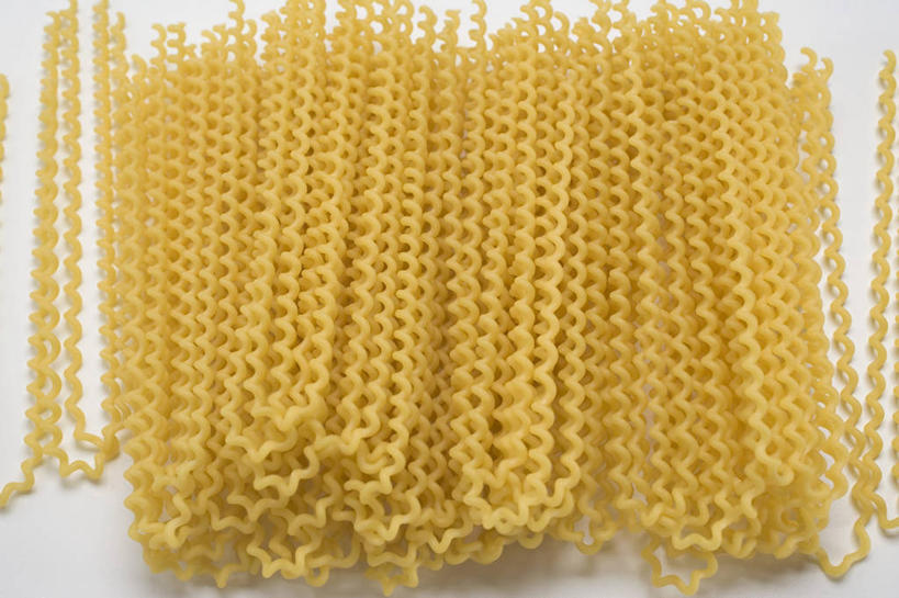 面食,面条,意大利面,无人,横图,俯视,室内,特写,白天,白色背景,西餐,餐桌,桌子,一堆,许多,阴影,堆叠,堆积,反射,影子,面,料理,食品,食物,黄色,西式,摄影,影棚,餐台,堆,螺旋面,彩图,高角度拍摄,影棚拍摄,拍摄