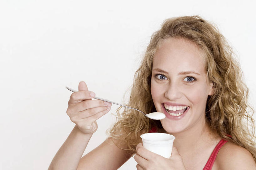 牛奶,西方人,脸,头,脸颊,头发,一个人,站,笑,微笑,露齿笑,横图,室内,特写,白天,白色背景,正面,杯子,吊带,欧洲,欧洲人,仅一个年轻女性,仅一个女性,仅一个人,一把,握,阴影,服装,反射,影子,勺子,棕色,饮品,营养,注视,吊带衫,酸奶,肩膀,饮料,衣服,粉色,水杯,调羹,汤匙,观察,看,站着,握着,摄影,服饰,影棚,观看,察看,乳制品,衣着,奶,穿着,关注,发酵,优格,优酪乳,衣饰,年轻女性,女人,女性,白种人,头部,长发,卷发,脸部,脸蛋,面部,茶杯,站立,半身,彩图,影棚拍摄,拍摄