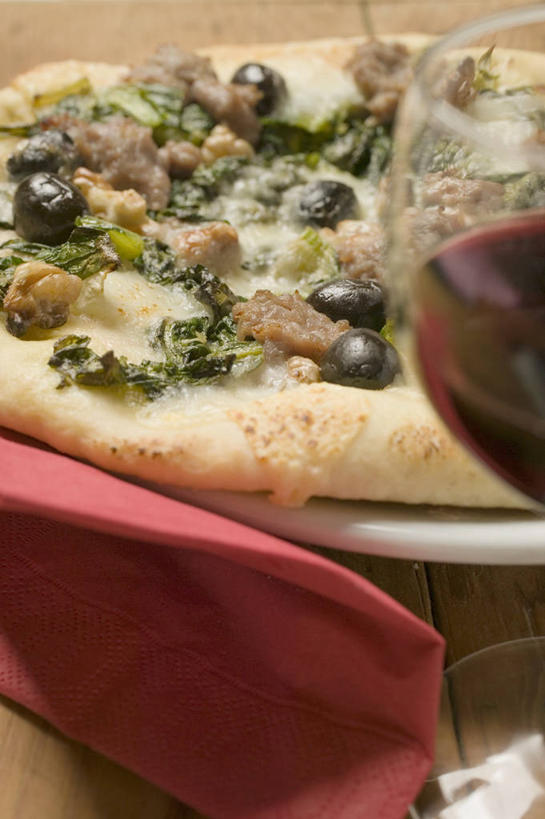 红酒,葡萄酒,无人,竖图,俯视,室内,特写,白天,烹饪,西餐,餐桌,桌子,橄榄,蔬菜,杯子,水果,一块,阴影,朦胧,模糊,新鲜,反射,木制,布料,高脚杯,影子,肉,生食,鱼肉,料理,食品,披萨,匹萨,果实,红酒杯,酒类,一杯,鲔鱼,布纹,蔬果,金枪鱼,菜肴,美食,肉类,玻璃制品,酒,桌布,食物,饮料,红色,餐巾,酒杯,木制品,台布,快餐,红葡萄酒,西式,佳肴,有机食品,绿色食品,餐台,吞拿鱼,比萨,葡萄酒杯,肉食,西式快餐,垃圾食品,牛皮菜,意大利薄饼,厚皮菜,厚合菜,莙达菜,莙荙菜,根达菜,恭菜,观达菜,玻璃杯,青果,白榄,彩图,高角度拍摄