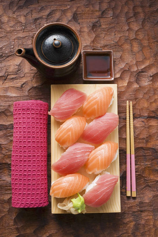 米饭,三文鱼,寿司,芥末,无人,竖图,俯视,室内,特写,白天,烹饪,餐桌,筷子,桌子,鲑鱼,餐具,一排,许多,阴影,整齐,反射,碟子,壶,盘,影子,调料,肉,鱼肉,日本料理,料理,食品,饭,调味品,鲔鱼,调味料,文化,传统,酱油,金枪鱼,菜肴,美食,肉类,水壶,食物,排列,盘子,茶壶,容器,碟,日式料理,日式,佳肴,餐台,礼节,大马哈鱼,五谷,吞拿鱼,队列,手握寿司,醋饭,礼仪,肉食,山葵,握寿司,押寿司,撒蒙鱼,萨门鱼,冰海之皇,鲑,泽山葵,溪山葵,马哈鱼,麻哈鱼,大麻哈鱼,芥子末,山嵛菜,芥辣粉,哇沙比,辣根,四喜饭,豉油,进餐用具,彩图,高角度拍摄