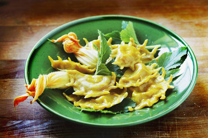 面食,面条,意大利面,无人,横图,俯视,室内,特写,白天,西餐,餐桌,桌子,蔬菜,餐具,叶子,一堆,许多,阴影,堆叠,堆积,新鲜,反射,木制,碟子,盘,影子,面,料理,食品,绿叶,食物,一个,绿色,盘子,木制品,碟,嫩叶,西式,有机食品,绿色食品,单个,餐台,堆,意大利馄饨,叶,叶片,彩图,高角度拍摄