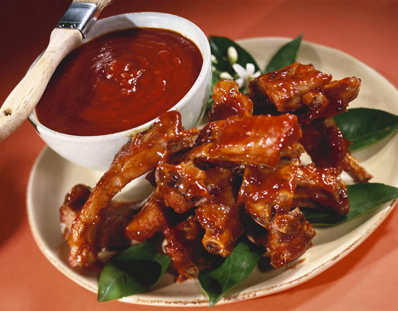 无人,横图,俯视,室内,特写,白天,餐桌,桌子,餐具,叶子,一把,一堆,许多,阴影,堆叠,堆积,红色背景,装饰,反射,碟子,工具,盘,影子,陶瓷,调料,酱料,酱汁,茄汁,肉,佐料,绿叶,刀具,陶瓷制品,调味品,调味料,番茄酱,猪肉,酱,肉类,白色,盘子,容器,碟,碗,刀,嫩叶,摄影,影棚,餐台,储藏,堆,华丽,修饰,点缀,储存,餐刀,肉食,豚肉,衬托,美观,雅致,雅观,叶,叶片,彩图,高角度拍摄,影棚拍摄,拍摄,贮存