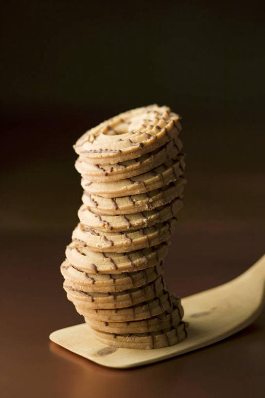 点心,无人,竖图,俯视,室内,特写,白天,餐桌,桌子,一排,许多,阴影,整齐,反射,木制,铲子,影子,食品,曲奇,食物,排列,木制品,饼干,零食,摄影,影棚,褐色背景,餐台,堆,队列,曲奇饼,曲奇饼干,彩图,高角度拍摄,影棚拍摄,拍摄