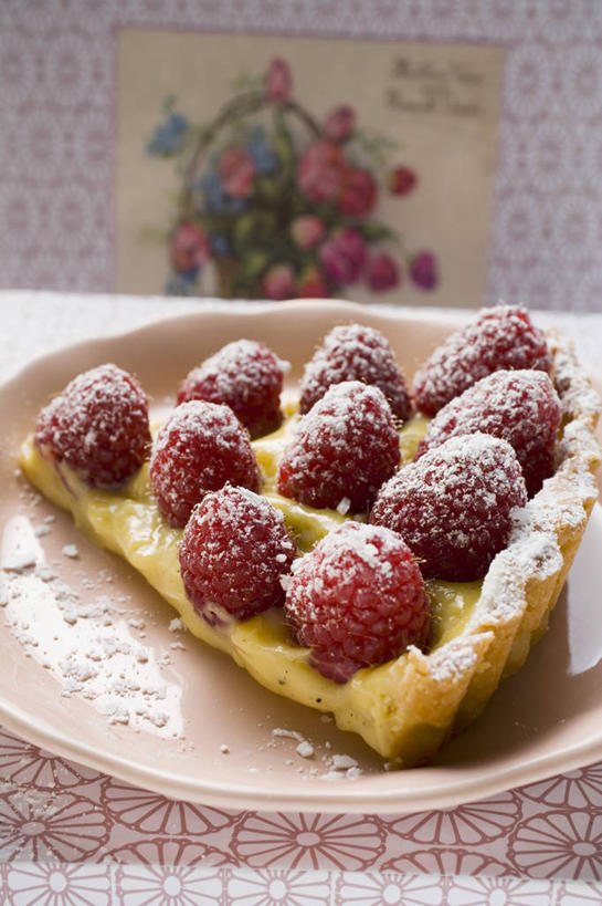 无人,竖图,俯视,室内,特写,白天,餐桌,桌子,水果,一排,许多,阴影,朦胧,模糊,新鲜,整齐,反射,粉末,影子,调料,生食,食品,糖,果实,调味品,调味料,食物,排列,红色,粉,有机食品,绿色食品,餐台,队列,山莓,树莓,三月泡,四月泡,山抛子,刺葫芦,悬钩子,馒头菠,高脚菠,龙船泡,泡儿刺,糖粉,粉状,粉剂,彩图,高角度拍摄,糖类