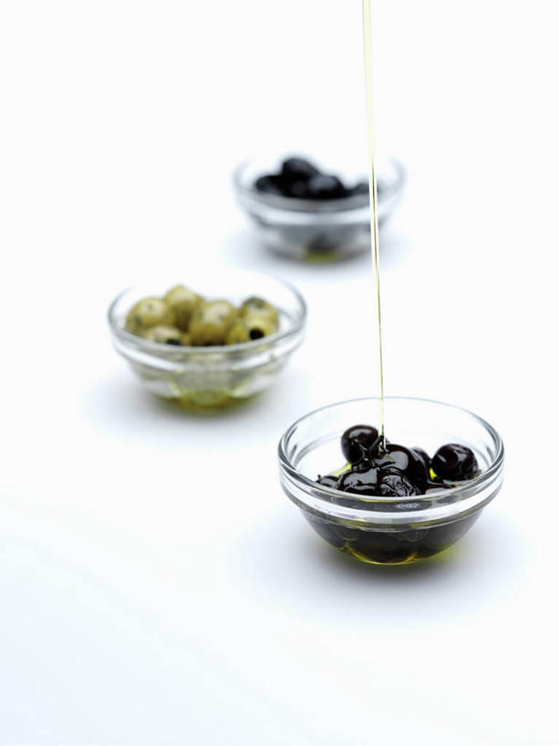 无人,竖图,俯视,室内,特写,白天,白色背景,餐桌,桌子,橄榄,水果,玻璃,一堆,一排,许多,阴影,堆叠,堆积,新鲜,整齐,反射,影子,生食,食品,果实,玻璃制品,食物,排列,三个,容器,碗,摄影,有机食品,绿色食品,影棚,餐台,储藏,堆,黑橄榄,储存,队列,乌橄榄,乌榄,油橄榄,青果,白榄,彩图,高角度拍摄,影棚拍摄,拍摄,贮存