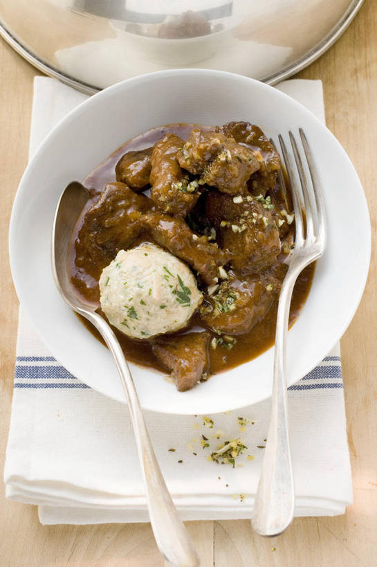 无人,竖图,俯视,室内,特写,白天,烹饪,西餐,餐桌,桌子,餐具,阴影,反射,布料,叉子,刀叉,刀子,影子,陶瓷,肉,牛肉,料理,食品,陶瓷制品,布纹,菜肴,美食,肉类,桌布,食物,白色,餐巾,容器,台布,碗,西式,佳肴,餐台,储藏,储存,餐刀,肉食,餐叉,进餐用具,彩图,高角度拍摄,贮存