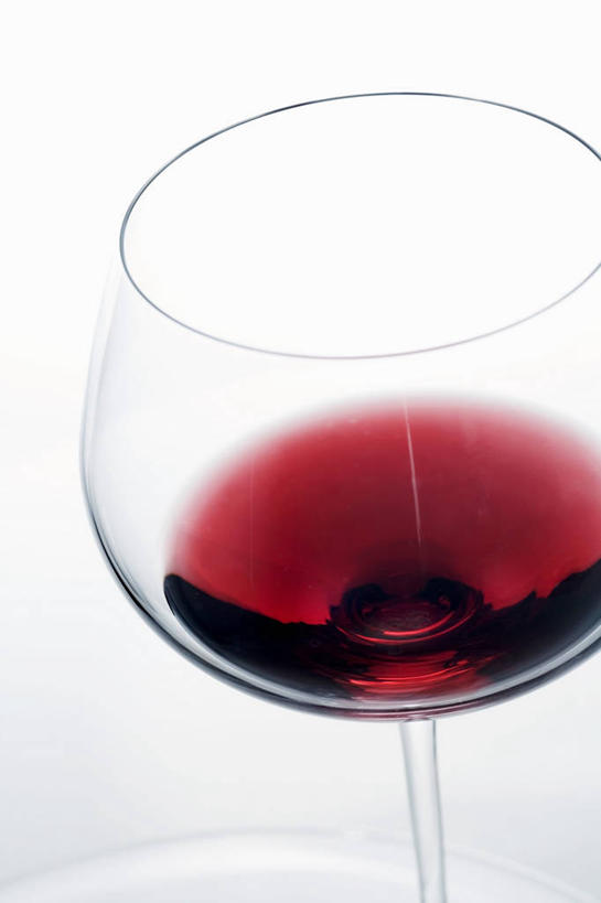 红酒,葡萄酒,无人,竖图,俯视,室内,特写,白天,白色背景,餐桌,桌子,杯子,阴影,反射,高脚杯,影子,红酒杯,酒类,一杯,玻璃制品,酒,饮料,酒杯,红葡萄酒,摄影,影棚,餐台,葡萄酒杯,玻璃杯,彩图,高角度拍摄,影棚拍摄,拍摄