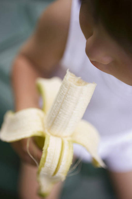 西方人,儿童,手,一个人,吃,竖图,俯视,室内,特写,白天,纯洁,香蕉,水果,欧洲,欧洲人,仅一个女性,仅一个人,握,阴影,服装,朦胧,模糊,新鲜,反射,影子,生食,食品,果实,休闲装,食物,一个,小孩,衣服,黄色,仅一个小孩,休闲,手部,休闲服,可爱,童年,童趣,握着,服饰,有机食品,绿色食品,单个,童真,烂漫,无邪,天真,女孩,女人,女性,白种人,孩子,甘蕉,嚼,食,半身,彩图,高角度拍摄,女生