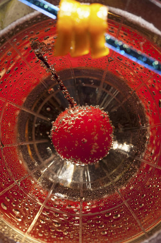 无人,竖图,俯视,室内,特写,白天,餐桌,桌子,樱桃,杯子,水果,阴影,新鲜,反射,高脚杯,影子,生食,食品,果实,酒类,一杯,文化,玻璃制品,酒,食物,饮料,红色,酒杯,鸡尾酒,调酒,有机食品,绿色食品,餐台,创造,想象,马提尼,马提尼酒,鸡尾酒杯,玻璃杯,樱珠,莺桃,英桃,楔桃,牛桃,荆桃,彩图,高角度拍摄