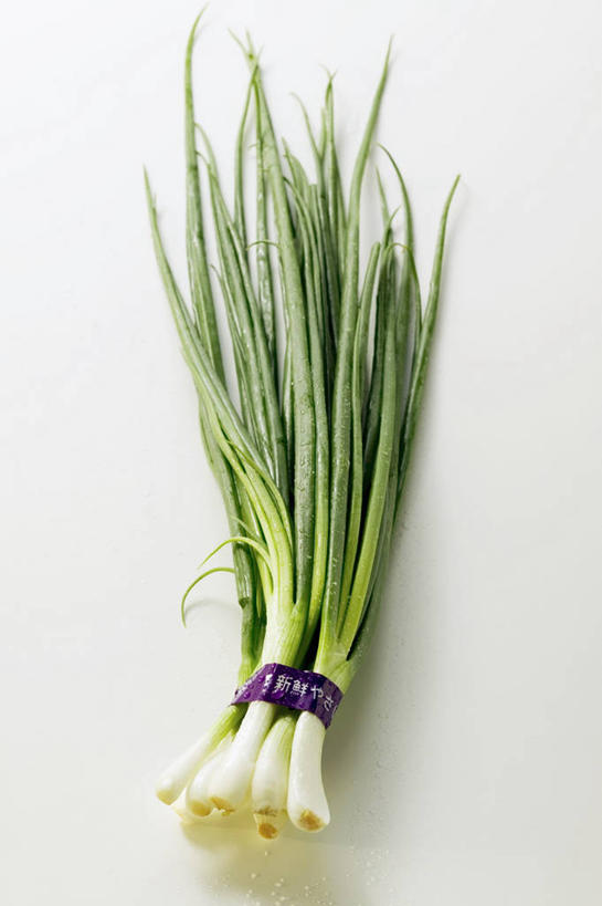 无人,竖图,俯视,室内,特写,白天,白色背景,餐桌,桌子,蔬菜,洋葱,一堆,许多,阴影,堆叠,堆积,新鲜,反射,影子,食品,食物,绳子,摄影,有机食品,绿色食品,影棚,餐台,堆,捆绑,绳索,玉葱,绑缚,圆葱,洋葱头,球葱,葱头,彩图,高角度拍摄,影棚拍摄,拍摄