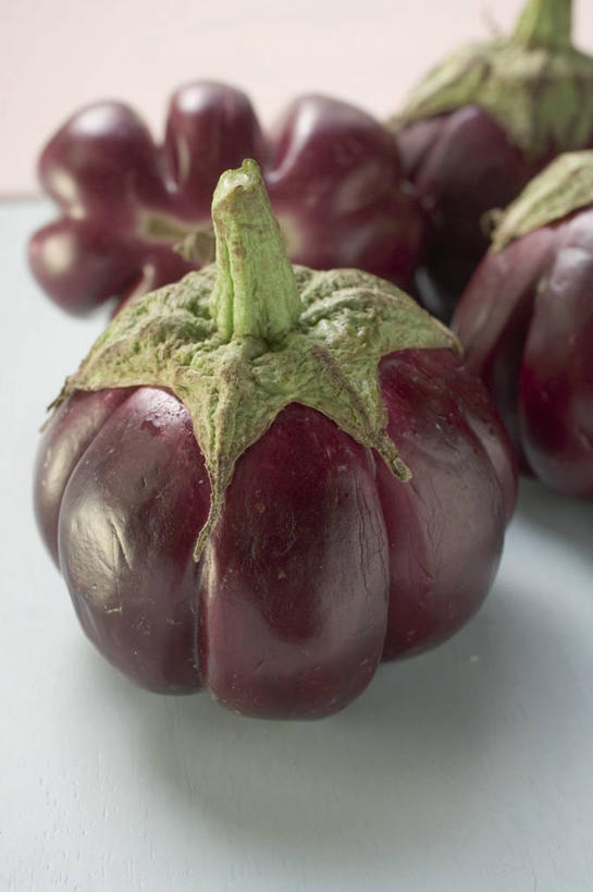 无人,竖图,俯视,室内,特写,白天,白色背景,餐桌,桌子,茄子,蔬菜,一排,阴影,新鲜,整齐,反射,影子,食品,食物,排列,紫色,四个,摄影,有机食品,绿色食品,影棚,餐台,队列,落苏,酪酥,昆仑瓜,矮瓜,彩图,高角度拍摄,影棚拍摄,拍摄