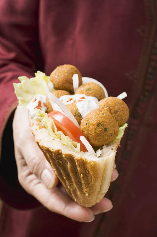 点心,面包,西方人,手,一个人,站,竖图,室内,特写,白天,正面,蔬菜,欧洲,欧洲人,仅一个男性,仅一个人,握,阴影,服装,新鲜,反射,影子,豆类,生食,蔬菜沙拉,沙拉,食品,面点,拿,拿着,休闲装,色拉,沙律,食物,糕点,仅一个年轻男性,衣服,站着,休闲,手部,休闲服,握着,服饰,有机食品,绿色食品,色拉酱,单手,千岛酱,鹰嘴豆,回鹘豆,桃豆,鸡豆,诺胡提,男人,男性,年轻男性,白种人,站立,半身,彩图