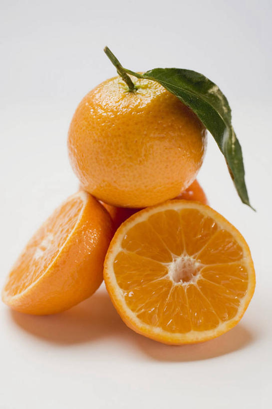 无人,竖图,俯视,室内,特写,白天,白色背景,桌面,桌子,柑橘,水果,叶子,一堆,许多,阴影,堆叠,堆积,新鲜,反射,木制,影子,生食,食品,果实,绿叶,食物,木制品,橙色,嫩叶,摄影,有机食品,绿色食品,影棚,堆,横截面,剖面,截面,截面图形,叶,叶片,橘子,桔子,橙子,橙,彩图,高角度拍摄,影棚拍摄,拍摄