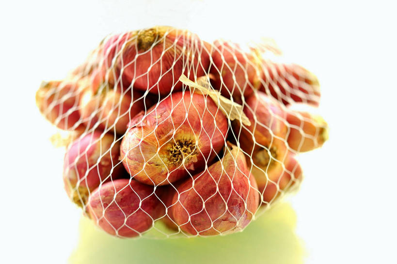 无人,横图,俯视,室内,特写,白天,白色背景,蔬菜,洋葱,袋子,一堆,许多,阴影,堆叠,堆积,新鲜,反射,影子,食品,网袋,食物,一个,黄色,容器,摄影,有机食品,绿色食品,影棚,单个,储藏,堆,储存,玉葱,圆葱,洋葱头,球葱,葱头,彩图,高角度拍摄,影棚拍摄,拍摄,贮存