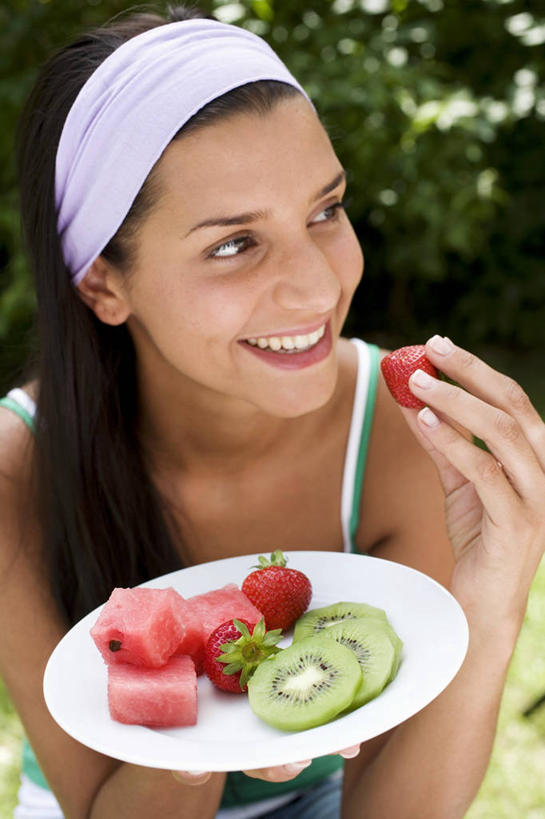 西方人,一个人,坐,笑,微笑,露齿笑,竖图,室外,白天,正面,草地,草坪,植物,草莓,浆果,猕猴桃,餐具,水果,吊带,欧洲,欧洲人,仅一个年轻女性,仅一个女性,仅一个人,握,服装,朦胧,模糊,新鲜,碟子,盘,束发带,生食,食品,果实,拿,拿着,注视,吊带衫,草,树,树木,食物,衣服,绿色,自然,盘子,碟,观察,看,握着,服饰,有机食品,绿色食品,生长,成长,观看,察看,衣着,穿着,关注,衣饰,年轻女性,女人,女性,白种人,洋莓,水果皇后,奇异果,猕猴梨,红莓,地莓,坐着,半身,彩图