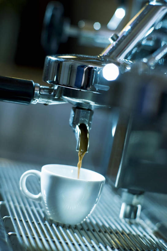 咖啡,无人,竖图,俯视,室内,特写,白天,幸福,杯子,阴影,朦胧,模糊,反射,瓷器,电器,工具,影子,咖啡杯,陶瓷制品,娱乐,设备,饮料,享受,休闲,温馨,放松,乐趣,冲泡,提神,舒适,家电,家用电器,咖啡机,磨粉,瓷杯,醒脑,软饮料,彩图,高角度拍摄,清除,压粉,装粉