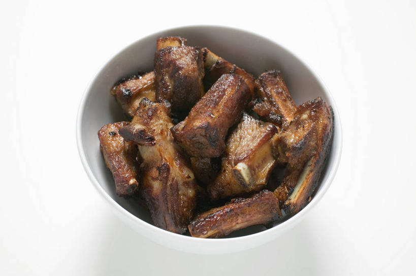 骨骼,无人,横图,俯视,室内,特写,白天,白色背景,烧烤,桌面,桌子,一堆,许多,阴影,堆叠,堆积,反射,木制,影子,陶瓷,肉,烤架,陶瓷制品,骨头,烤肉,猪肉,肉类,一个,木制品,容器,碗,铁架,摄影,影棚,单个,储藏,堆,骨架,储存,肉食,豚肉,彩图,高角度拍摄,影棚拍摄,拍摄,贮存