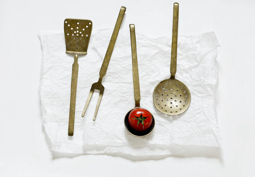 无人,横图,俯视,室内,特写,白天,白色背景,烹饪,桌面,桌子,静物,餐具,厨具,金属制品,一排,阴影,整齐,反射,金属,木制,叉子,纺织物,影子,锅铲,排列,木制品,毛巾,清洁,四个,摄影,影棚,保暖,队列,透气,烹饪用具,餐叉,防水,储水,耐磨,吸水,进餐用具,烹调用具,烹调,彩图,高角度拍摄,影棚拍摄,拍摄