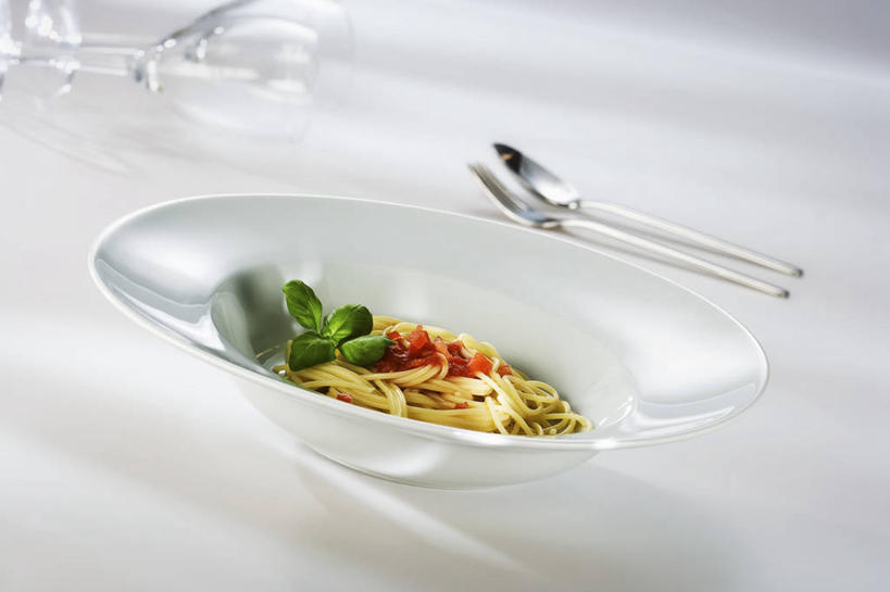 面食,面条,意大利面,无人,横图,俯视,室内,特写,白天,白色背景,西餐,植物,桌面,桌子,蔬菜,西红柿,餐具,阴影,朦胧,模糊,新鲜,反射,木制,叉子,影子,勺子,陶瓷,调料,酱料,酱汁,面,茄汁,香料,佐料,料理,食品,草药,陶瓷制品,调味品,调味料,番茄酱,酱,中药,食物,一个,木制品,容器,调羹,汤匙,碗,香草,西式,摄影,有机食品,绿色食品,影棚,储藏,罗勒,储存,紫苏,药材,中草药,餐叉,九层塔,圣约瑟夫草,甜罗勒,兰香,中药材,本草,进餐用具,番茄,彩图,高角度拍摄,影棚拍摄,拍摄,贮存