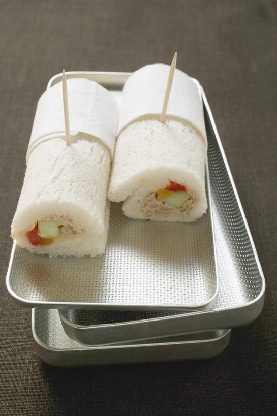 点心,海鲜,面包,无人,竖图,俯视,室内,特写,白天,烹饪,西餐,桌面,桌子,餐具,一堆,许多,阴影,堆叠,堆积,灰色背景,反射,木制,碟子,盘,影子,料理,食品,面点,鲔鱼,水产,金枪鱼,菜肴,美食,海洋生物,食物,糕点,盘子,木制品,碟,西式,摄影,佳肴,影棚,堆,吞拿鱼,水生动物,海产品,水生物,海底动物,彩图,高角度拍摄,影棚拍摄,拍摄