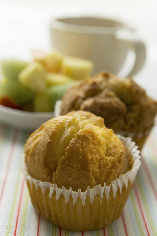 点心,无人,竖图,俯视,室内,特写,白天,下午茶,桌面,桌子,杯子,餐具,水果,阴影,朦胧,模糊,新鲜,反射,木制,布料,瓷器,碟子,盘,影子,生食,沙拉,食品,果实,咖啡杯,陶瓷制品,布纹,松饼,色拉,沙律,水果沙拉,桌布,食物,糕点,盘子,餐巾,木制品,碟,台布,摄影,有机食品,绿色食品,影棚,色拉酱,纸托,千岛酱,瓷杯,玛芬蛋糕,蛋糕托,蛋糕托纸,蛋糕纸托,彩图,高角度拍摄,影棚拍摄,拍摄