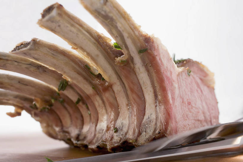 骨骼,无人,横图,室内,特写,白天,白色背景,正面,烹饪,西餐,桌面,桌子,一排,阴影,整齐,反射,木制,影子,肉,羊排,料理,食品,刀具,骨头,羊肉,菜肴,美食,肉类,食物,排列,木制品,刀,西式,摄影,佳肴,影棚,骨架,队列,肉食,彩图,影棚拍摄,拍摄,匕首