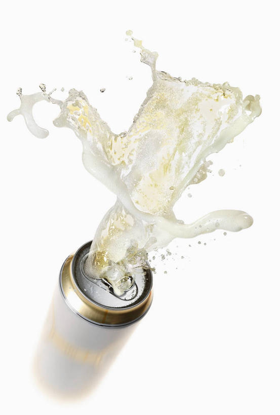 啤酒,无人,竖图,俯视,室内,特写,白天,白色背景,水,桌面,桌子,金属制品,阴影,飞溅,溅,反射,金属,木制,包装,罐子,液体,影子,水滴,酒类,酒,水珠,饮料,一个,木制品,容器,摄影,影棚,单个,易拉罐,喷洒,彩图,高角度拍摄,影棚拍摄,拍摄