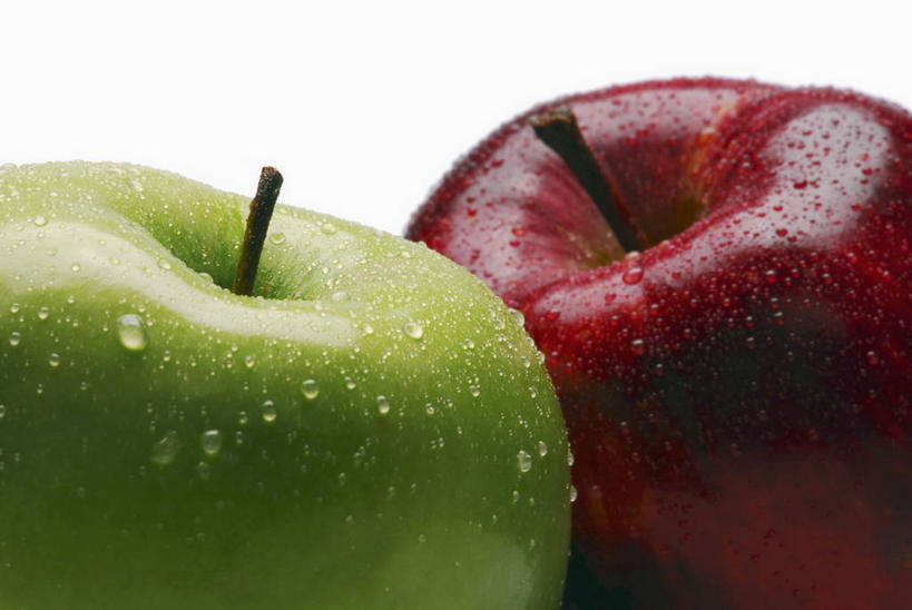 无人,横图,俯视,室内,特写,白天,白色背景,水,桌面,桌子,苹果,水果,阴影,新鲜,反射,木制,液体,影子,水滴,生食,食品,果实,食物,两个,红色,绿色,木制品,青苹果,摄影,有机食品,绿色食品,影棚,彩图,高角度拍摄,影棚拍摄,拍摄