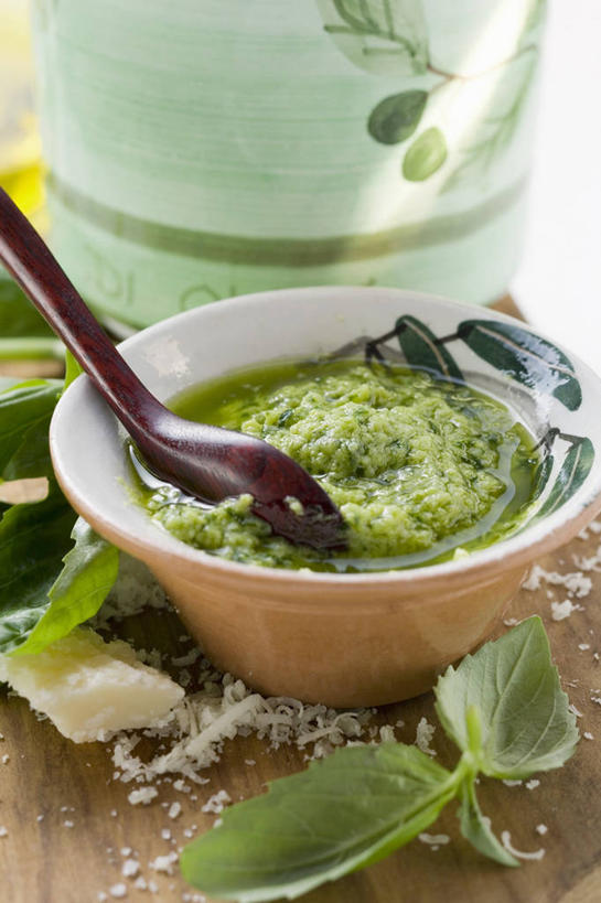 奶酪,无人,竖图,俯视,室内,特写,白天,植物,桌面,桌子,阴影,反射,木制,影子,勺子,陶瓷,食用油,香料,油,干酪,橄榄油,起司,草药,陶瓷制品,芝士,营养,中药,木制品,容器,调羹,汤匙,碗,香草,乳酪,摄影,影棚,储藏,罗勒,乳制品,储存,紫苏,药材,中草药,发酵,植物油,九层塔,圣约瑟夫草,甜罗勒,兰香,中药材,本草,芳香植物,彩图,高角度拍摄,影棚拍摄,拍摄,贮存