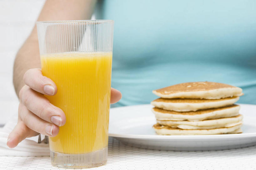 点心,煎饼,果汁,西方人,手,一个人,坐,横图,室内,特写,白天,白色背景,正面,桌面,桌子,柑橘,杯子,餐具,欧洲,欧洲人,仅一个年轻女性,仅一个女性,仅一个人,握,阴影,服装,反射,木制,碟子,盘,影子,橙汁,食品,饮品,拿,拿着,休闲装,文化,小吃,玻璃制品,食物,糕点,饮料,衣服,蓝色,盘子,木制品,水杯,碟,甜食,休闲,手部,休闲服,握着,摄影,服饰,影棚,单手,可口,薄煎饼,适口,年轻女性,女人,女性,白种人,玻璃杯,橘子,桔子,橙子,橙,坐着,半身,彩图,影棚拍摄,拍摄,班戟,薄烤饼