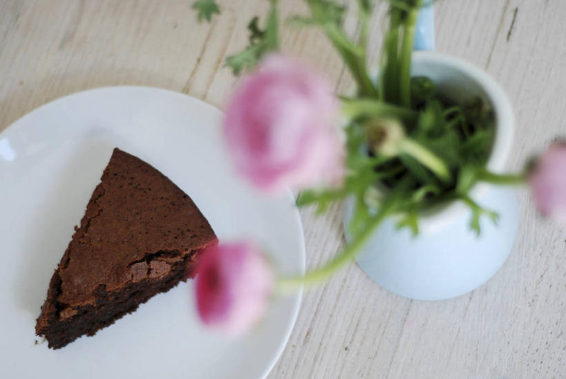 点心,无人,横图,俯视,室内,特写,白天,下午茶,植物,桌面,桌子,餐具,花瓶,一块,阴影,朦胧,模糊,盛开,反射,木制,碟子,盘,影子,陶瓷,食品,糖,糖果,甜点,甜品,毛茛,草药,药草,陶瓷制品,花蕾,巧克力蛋糕,中药,花,花瓣,花朵,鲜花,食物,糕点,盘子,木制品,瓶子,碟,甜食,巧克力,花苞,花蕊,摄影,影棚,朱古力,药材,中草药,中药材,本草,老虎脚爪草,鱼疔草,彩图,高角度拍摄,影棚拍摄,拍摄,蛋糕