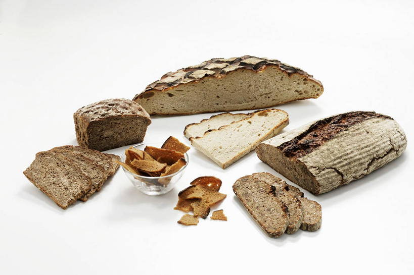 点心,面包,无人,横图,俯视,室内,特写,白天,白色背景,桌面,桌子,玻璃,许多,切开,阴影,反射,木制,影子,食品,面点,玻璃制品,食物,糕点,木制品,容器,碗,切,黑面包,摄影,影棚,储藏,全麦面包,储存,剖面,切面,麸皮面包,彩图,高角度拍摄,影棚拍摄,拍摄,贮存