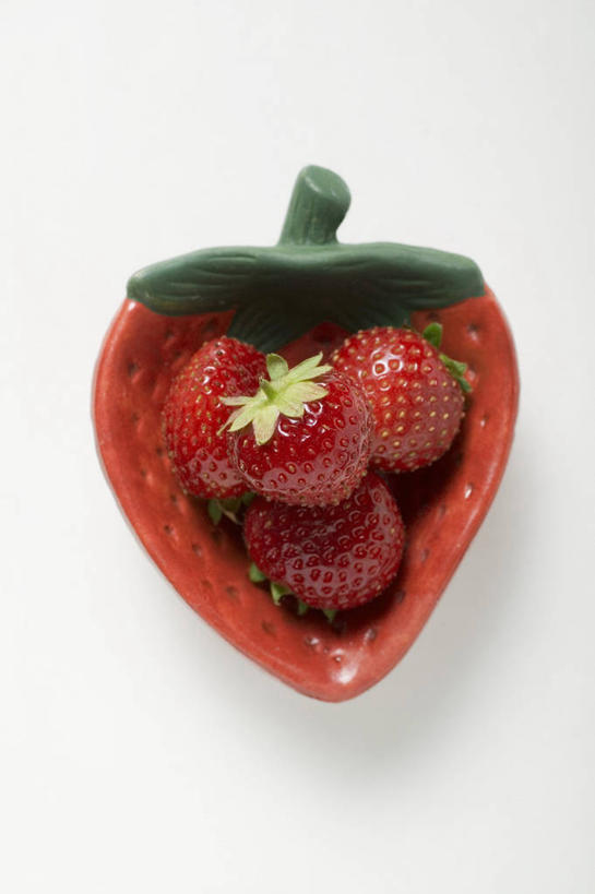 无人,竖图,俯视,室内,特写,白天,白色背景,桌面,桌子,草莓,浆果,餐具,水果,一堆,许多,阴影,堆叠,堆积,新鲜,盛开,反射,木制,碟子,盘,影子,生食,食品,果实,花蕾,花,花瓣,花朵,鲜花,食物,盘子,木制品,碟,花苞,花蕊,摄影,有机食品,绿色食品,影棚,堆,洋莓,水果皇后,红莓,地莓,彩图,高角度拍摄,影棚拍摄,拍摄