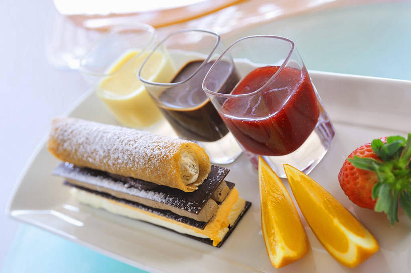 点心,无人,横图,俯视,室内,特写,白天,桌子,草莓,柑橘,浆果,餐具,水果,玻璃,切开,阴影,新鲜,反射,碟子,盘,影子,生食,食品,甜点,甜品,果实,茶几,慕斯蛋糕,玻璃制品,食物,盘子,水杯,碟,果酱,甜食,零食,切,摄影,有机食品,绿色食品,影棚,慕斯,剖面,切面,果子酱,玻璃杯,洋莓,水果皇后,橘子,桔子,红莓,地莓,橙子,橙,彩图,高角度拍摄,影棚拍摄,拍摄