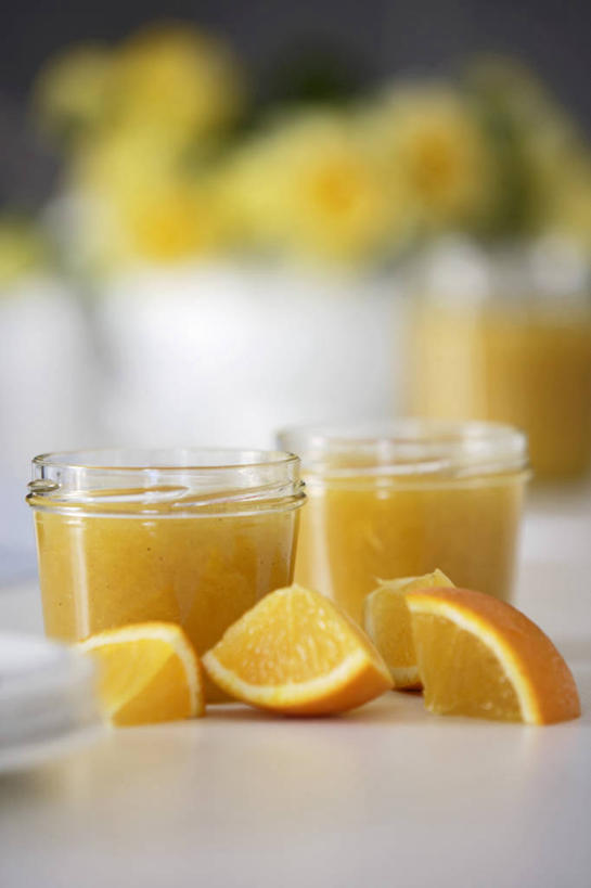 无人,竖图,室内,特写,白天,正面,桌面,桌子,柑橘,水果,许多,切开,阴影,朦胧,模糊,新鲜,盛开,反射,木制,影子,生食,食品,果实,花蕾,花,花瓣,花朵,鲜花,食物,木制品,果酱,花苞,花蕊,切,有机食品,绿色食品,剖面,切面,果子酱,橘子,桔子,橙子,橙,彩图