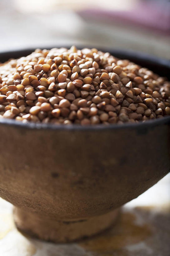 无人,竖图,俯视,室内,特写,白天,玉米,桌面,桌子,一堆,许多,阴影,堆叠,堆积,朦胧,模糊,反射,木制,棒子,影子,陶瓷,玉蜀黍,陶瓷制品,木制品,容器,碗,储藏,堆,苞米,储存,苞芦,苞谷,包谷,大蜀黍,番麦,薏米包,玉高粱,玉麦,珍珠米,彩图,高角度拍摄,贮存